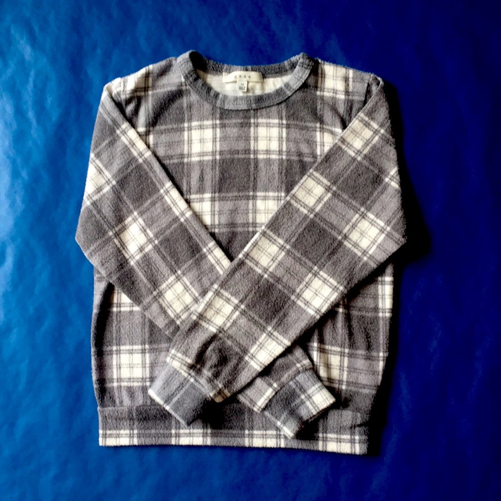 Super cute plaid crewneck sweatshirt! fleecy and soft. Great for summer and fall